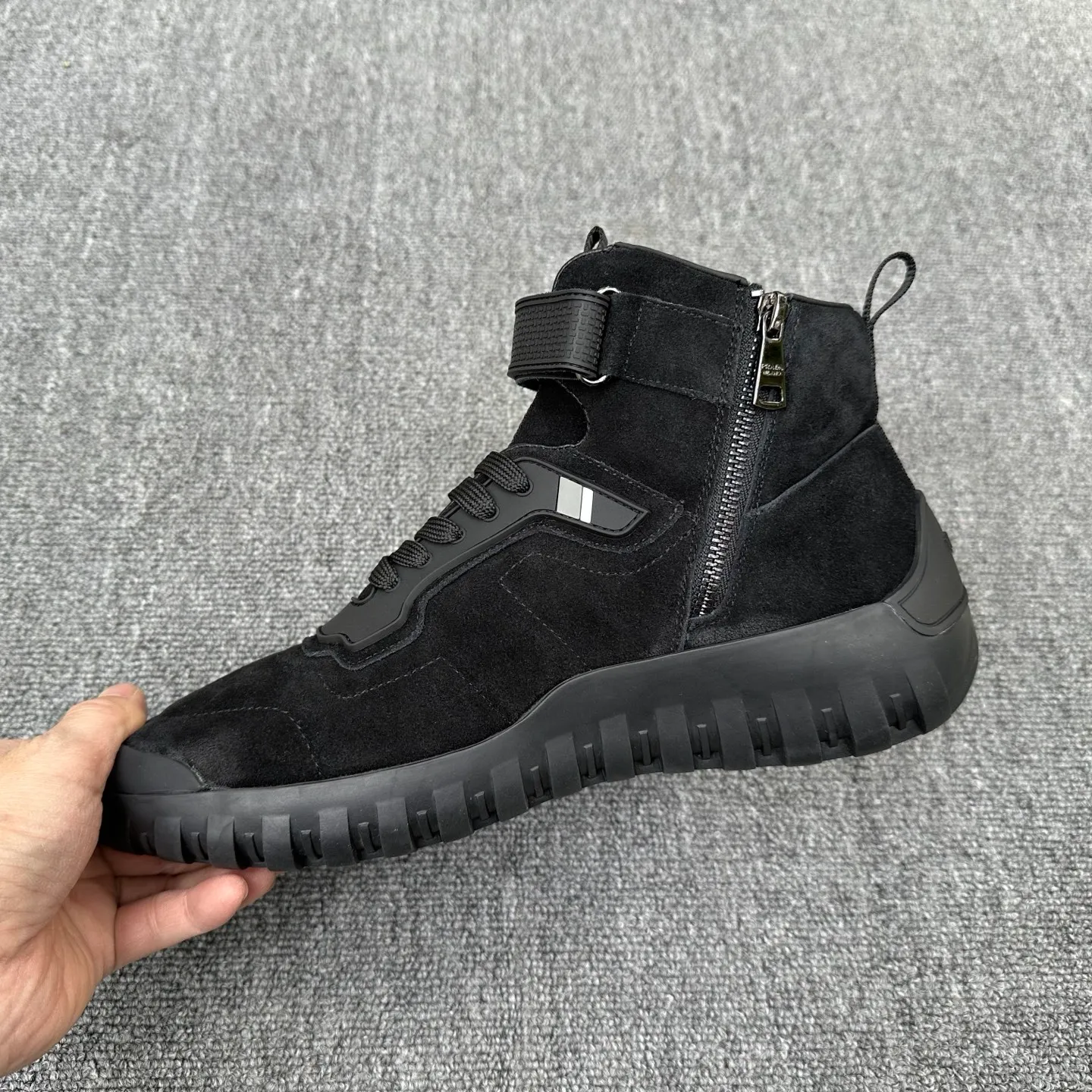 💰880 Prada/Prada’s new men’s spliced ​​casual sports boots! The shoe's exquisite stitching outlines a unique geometric texture, and contemporary lines and details reinterpret the classic sports style. The upper is made of ultra-official material, and the lining is full cowhide. It is lightweight, breathable, practical and versatile. The tongue is decorated with the Prada Milano logo, and the logo print is embellished with the laces. It is paired with a 2.5cm two-color rubber sole to create a comfortable wearing experience. Comes with full set of original packaging dust bag! Size: 39-40-41-42-43-44 (45 customized) standard leather shoe size Item number: 41274651